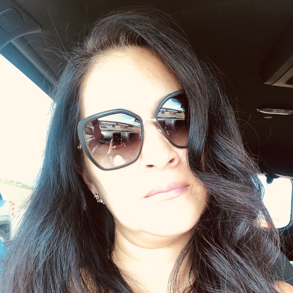 Meet your Posher, Jennifer - Picture 1 of 1